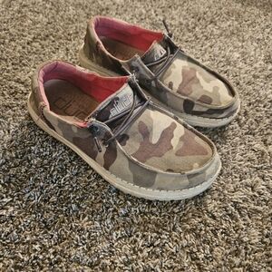 Girls Hey Dude Shoes Size 4/5